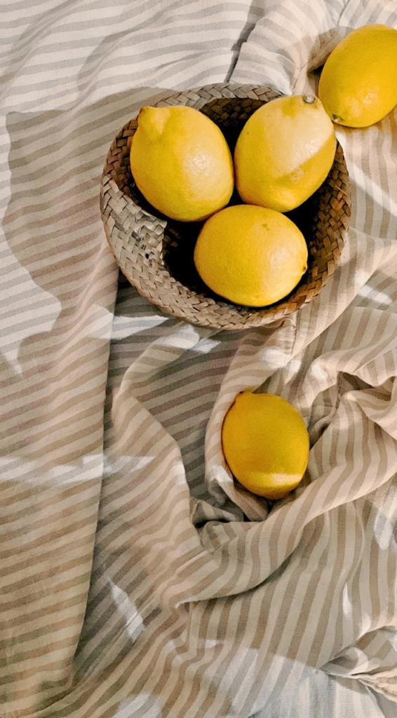 Citrons posés dans un panier sur une table avec une nappe