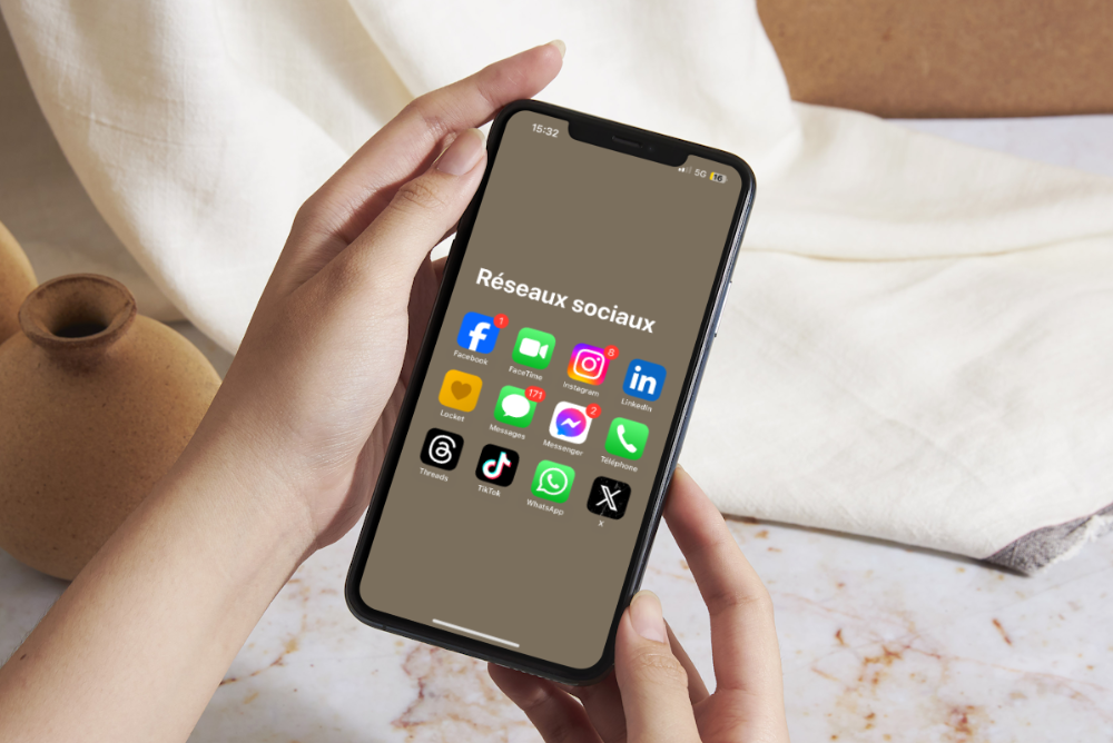 Visuel d'un téléphone montrant les applications réseaux sociaux