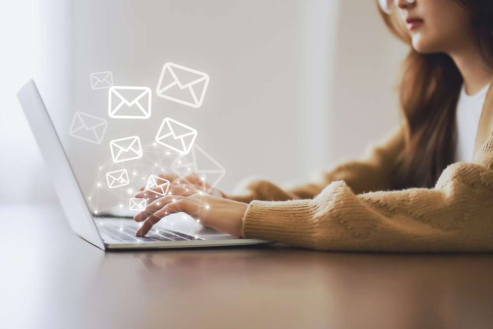 femme sur son ordinateur recevant des newsletters